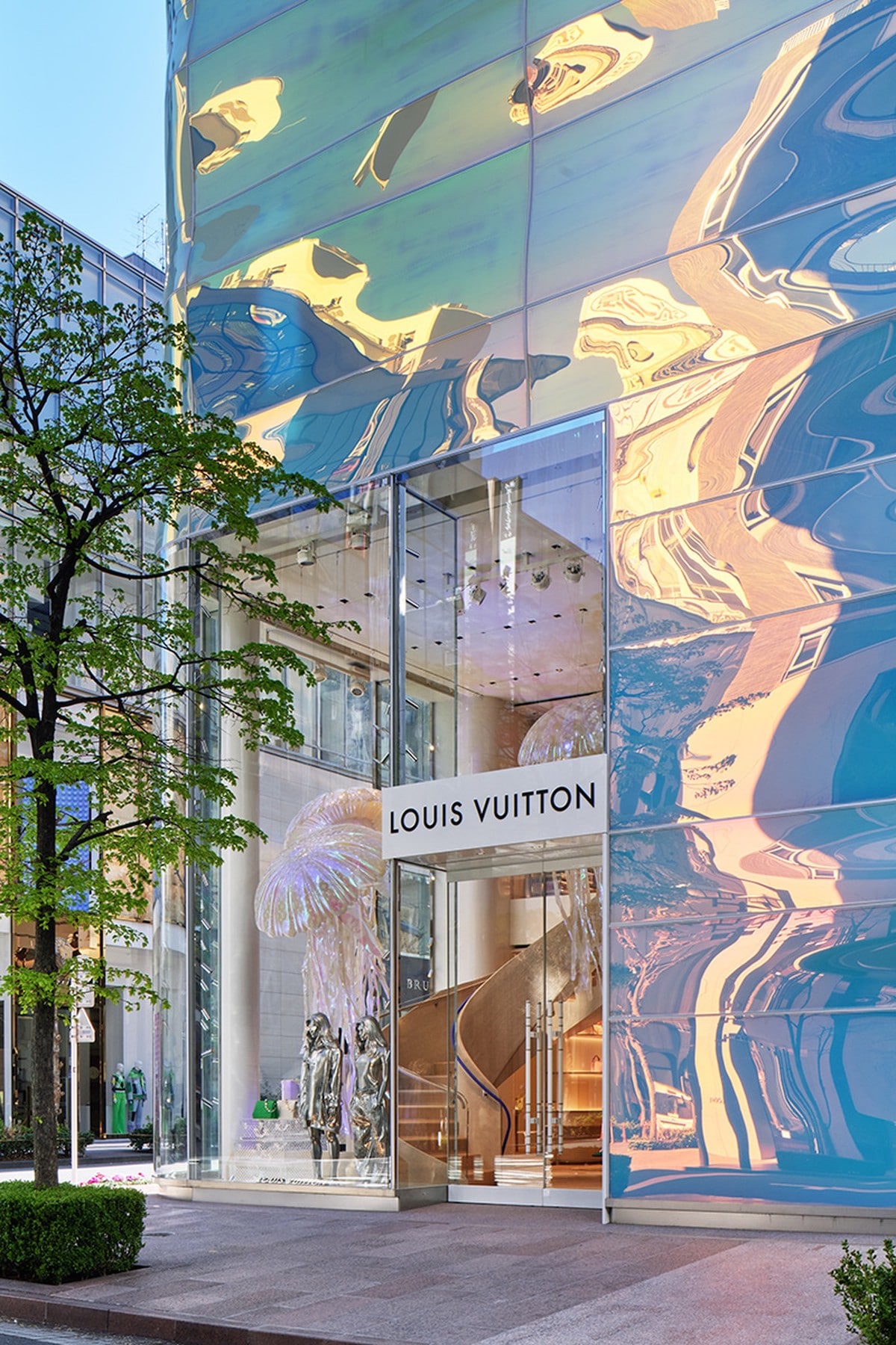La nueva tienda Louis Vuitton Ginza Namiki con una fachada ondulante