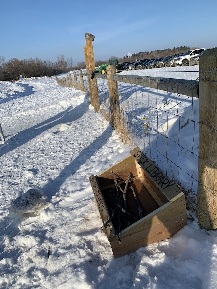 Biblioteca de palos para perros en Saskatchewan, Canadá