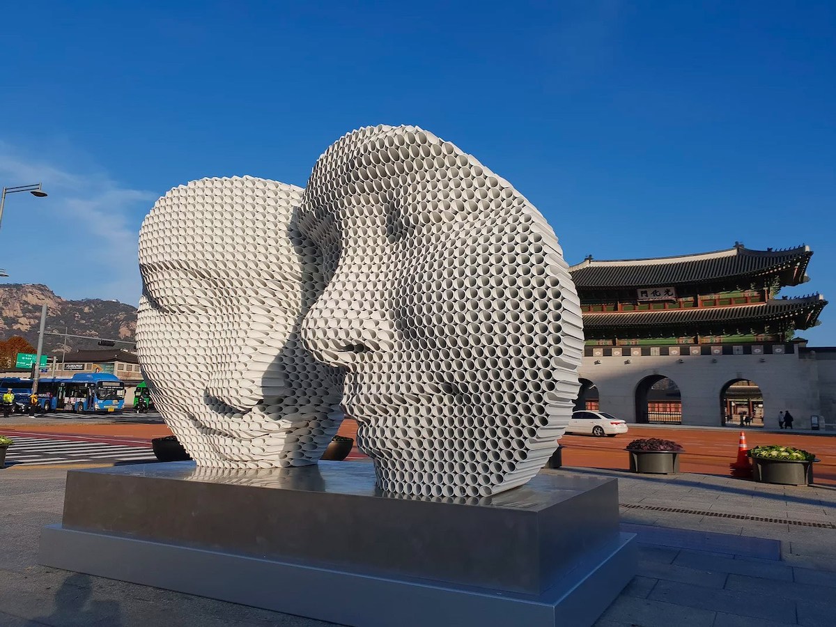 Sculptor Creates Mesmerizing Halftone Sculptures from Hundreds of Metal Pipes