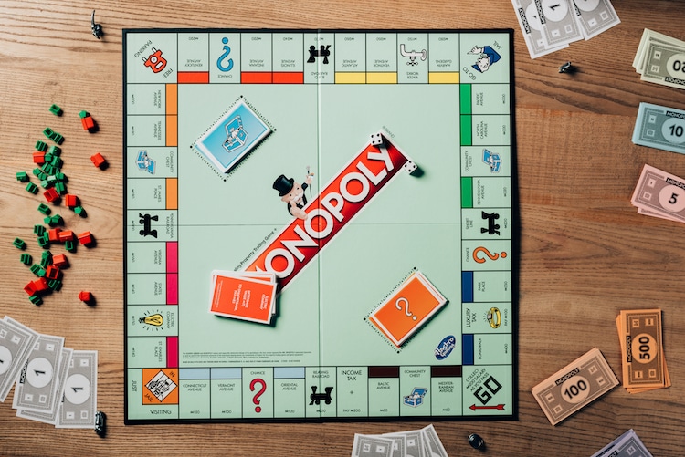 Pareja descubre un tablero de Monopoly gigante pintado bajo su alfombra