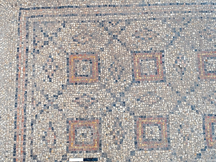 Piso de mosaico con patrón geométrico hallado en Israel