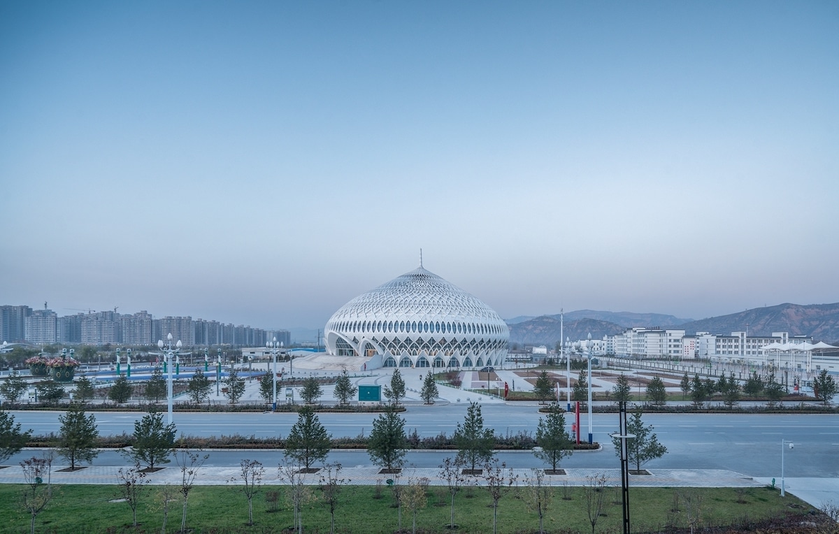 Ce théâtre est inspiré du design de la Grande Mosquée d'Oman