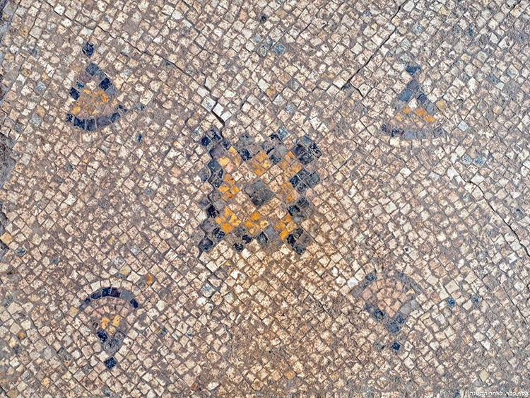 Piso de mosaico con patrón geométrico hallado en Israel