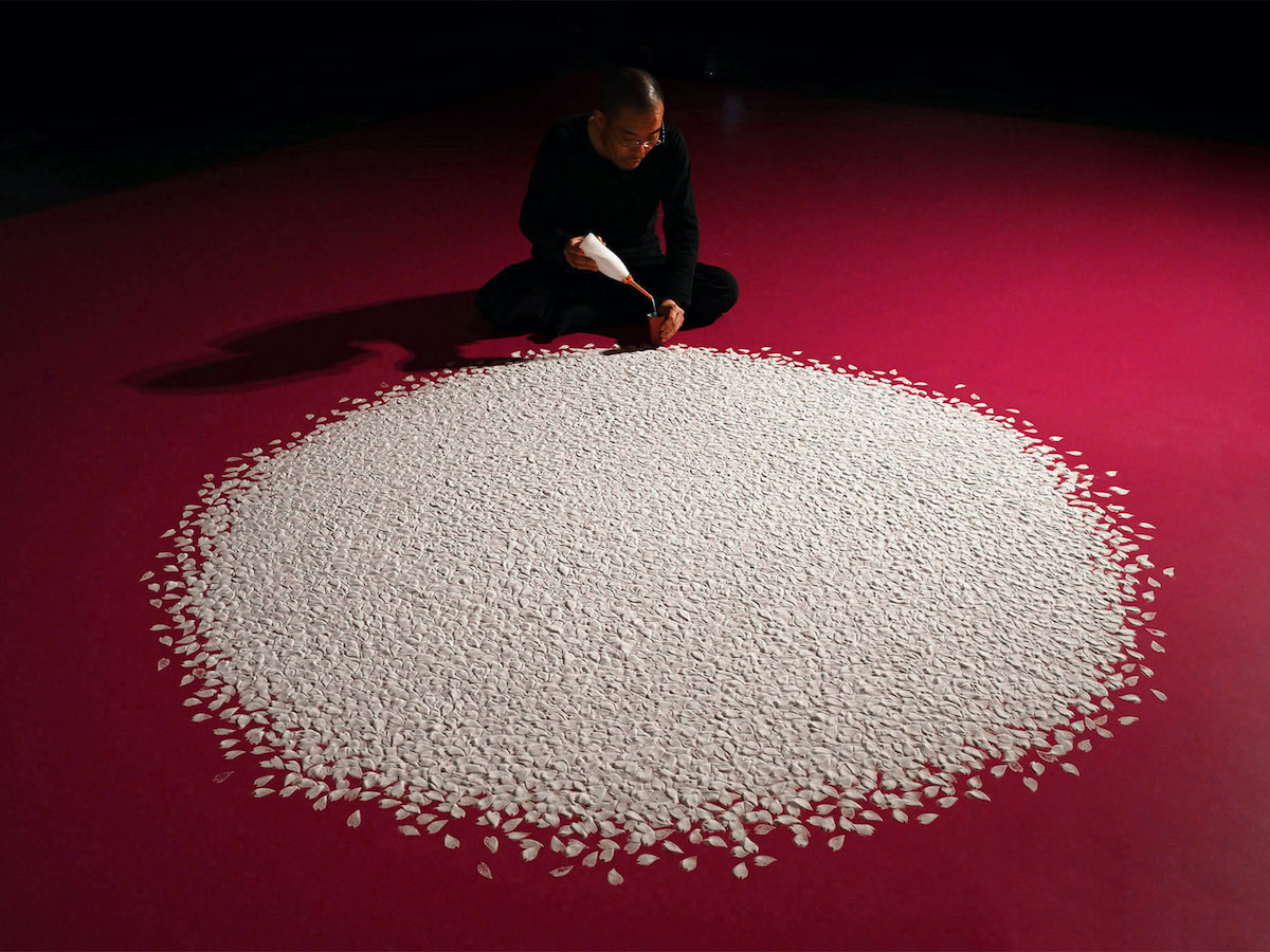 Instalación de pétalos de cerezo hechos con sal por Motoi Yamamoto