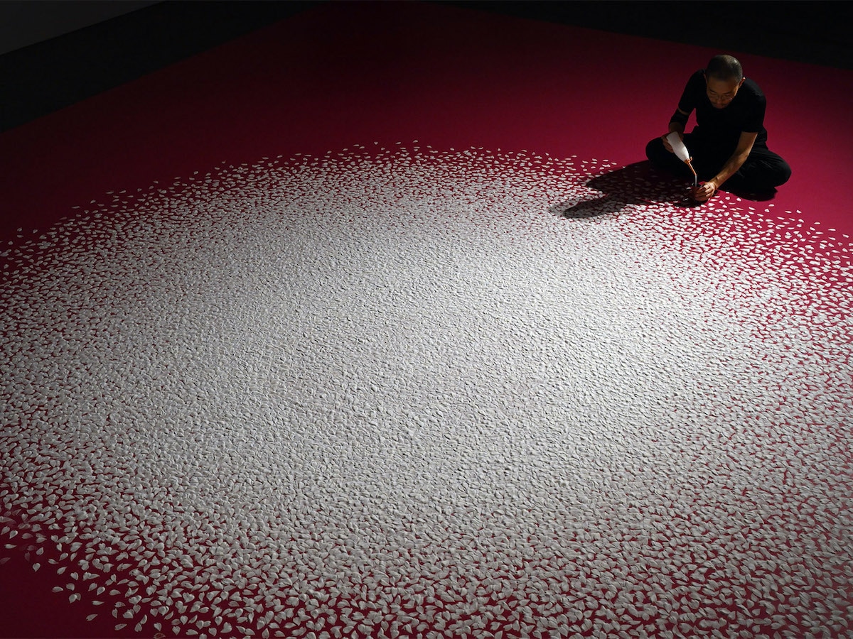 Instalación de pétalos de cerezo hechos con sal por Motoi Yamamoto