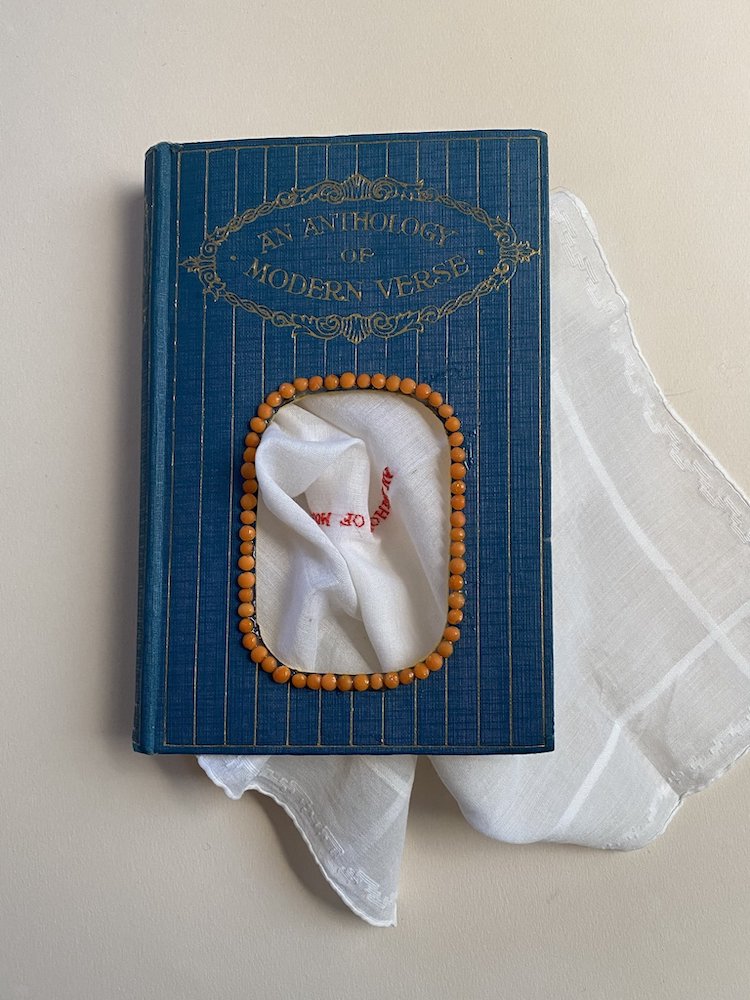caja de pañuelos en libro por Inès Mélia