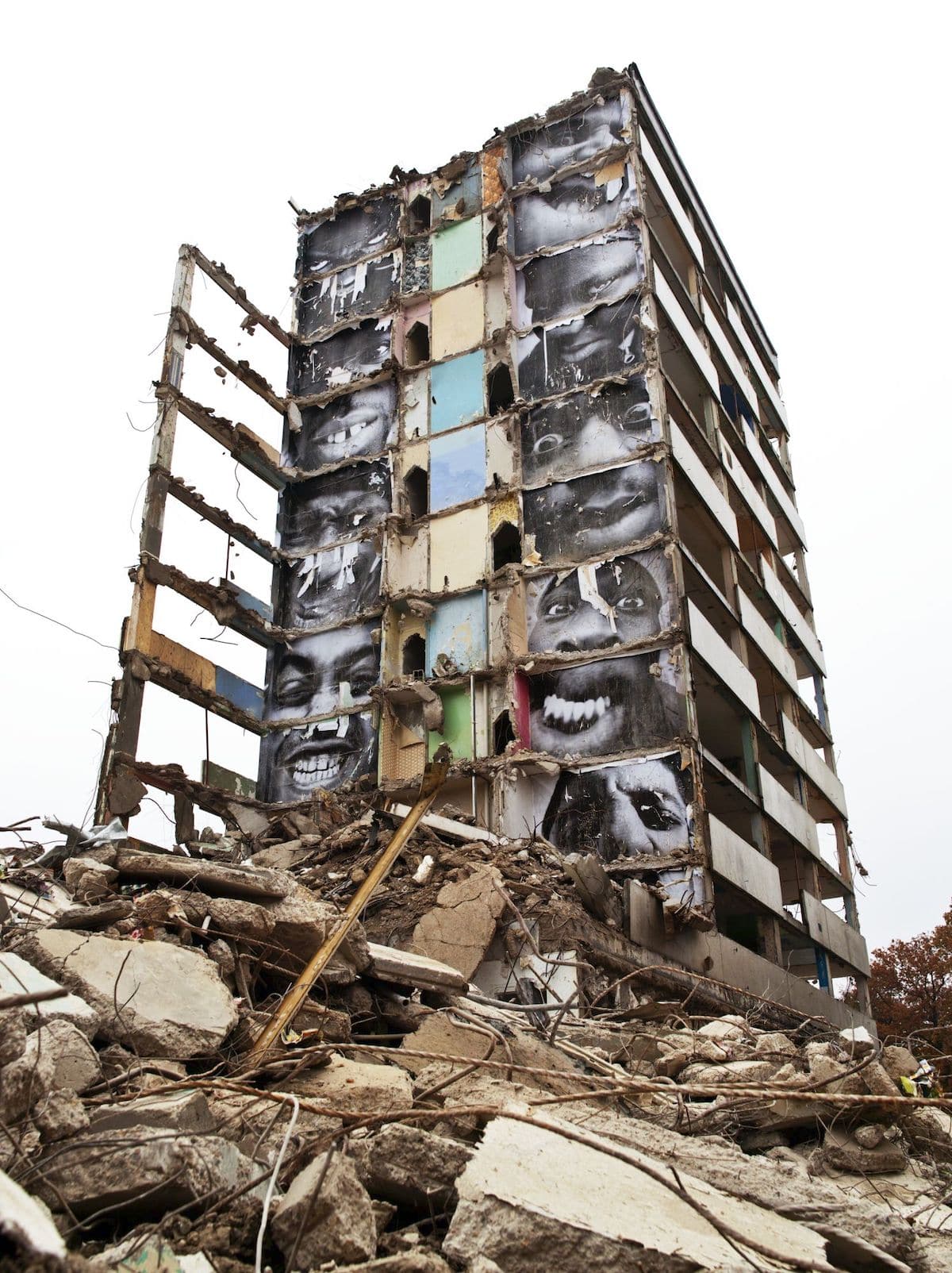 Pósters de JR en un edificio destruido en Montfermeil