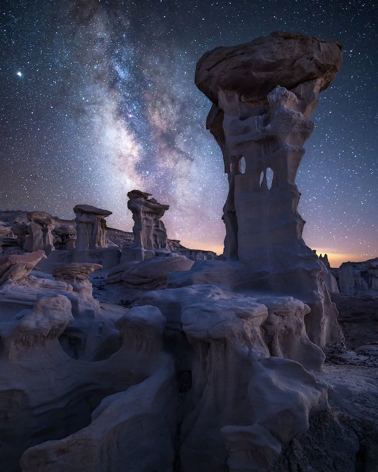 Voie lactée sur les badlands de Bisti au Nouveau-Mexique