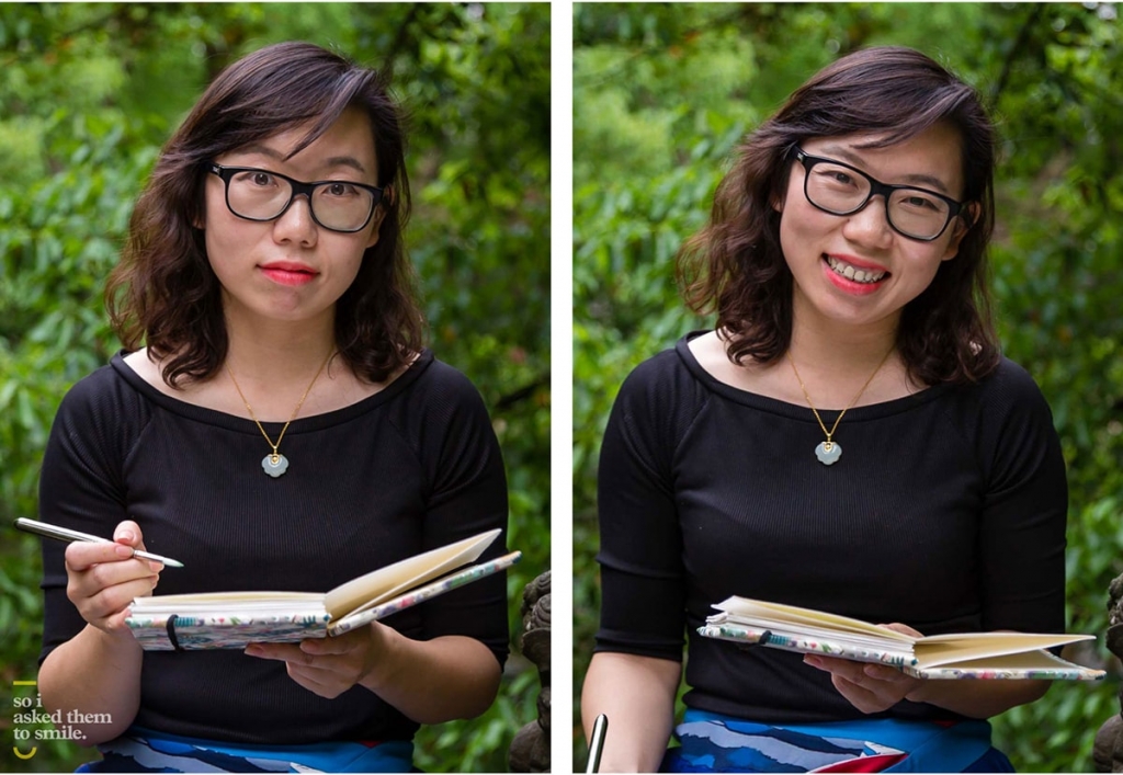Una mujer en China sostiene un libro y sonríe