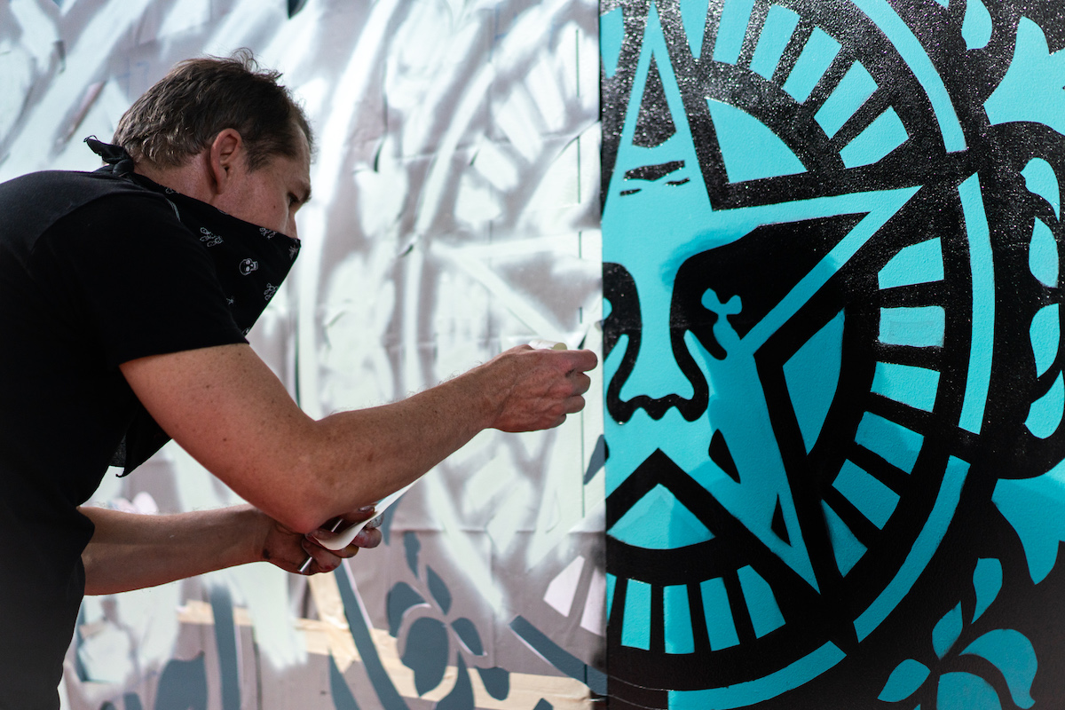 Shepard Fairey creando arte callejero