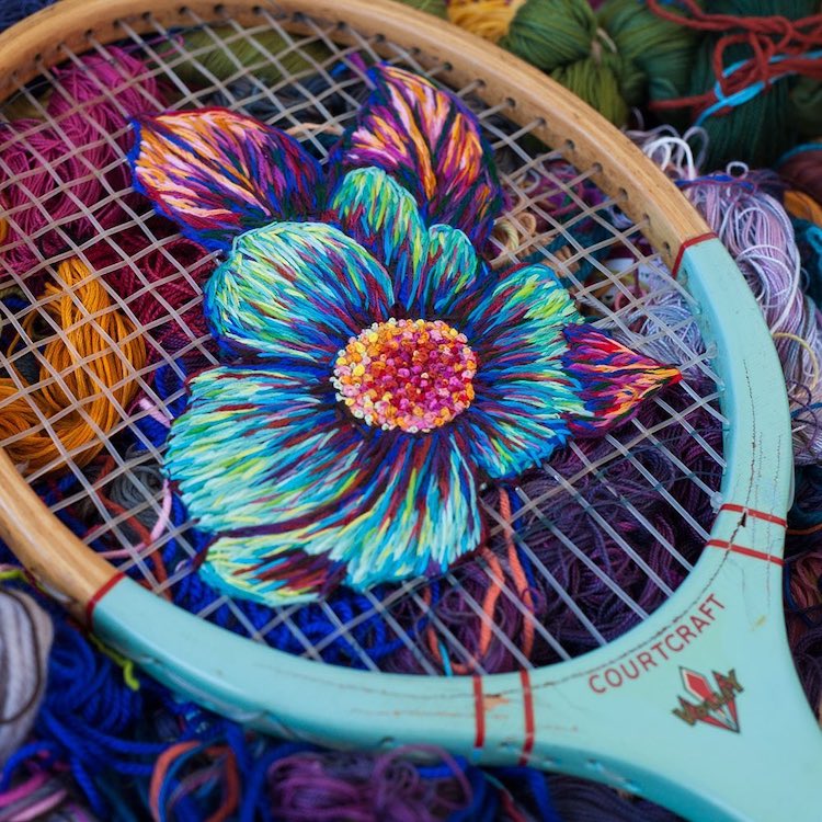 Broderie sur une raquette de tennis par Danielle Clough