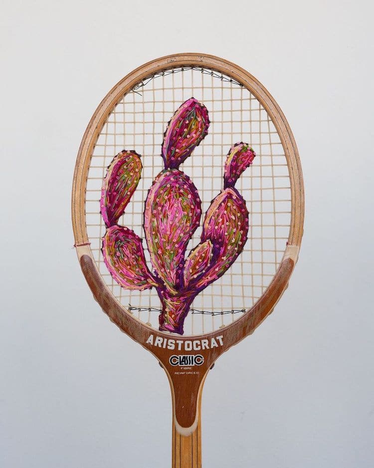 Broderie sur une raquette de tennis par Danielle Clough