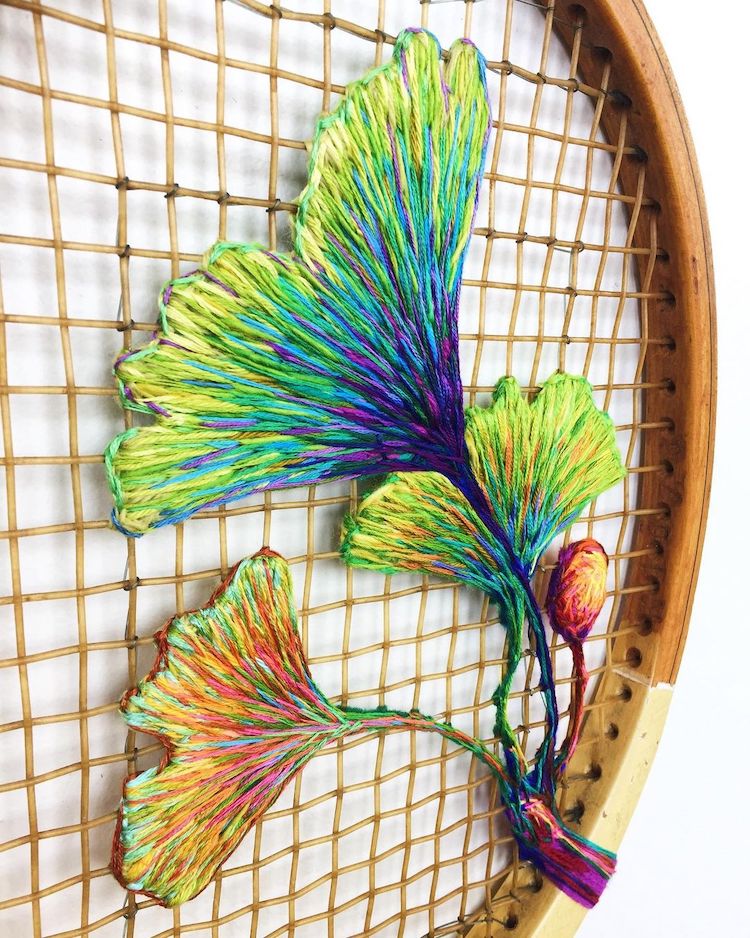 Broderie sur une raquette de tennis par Danielle Clough