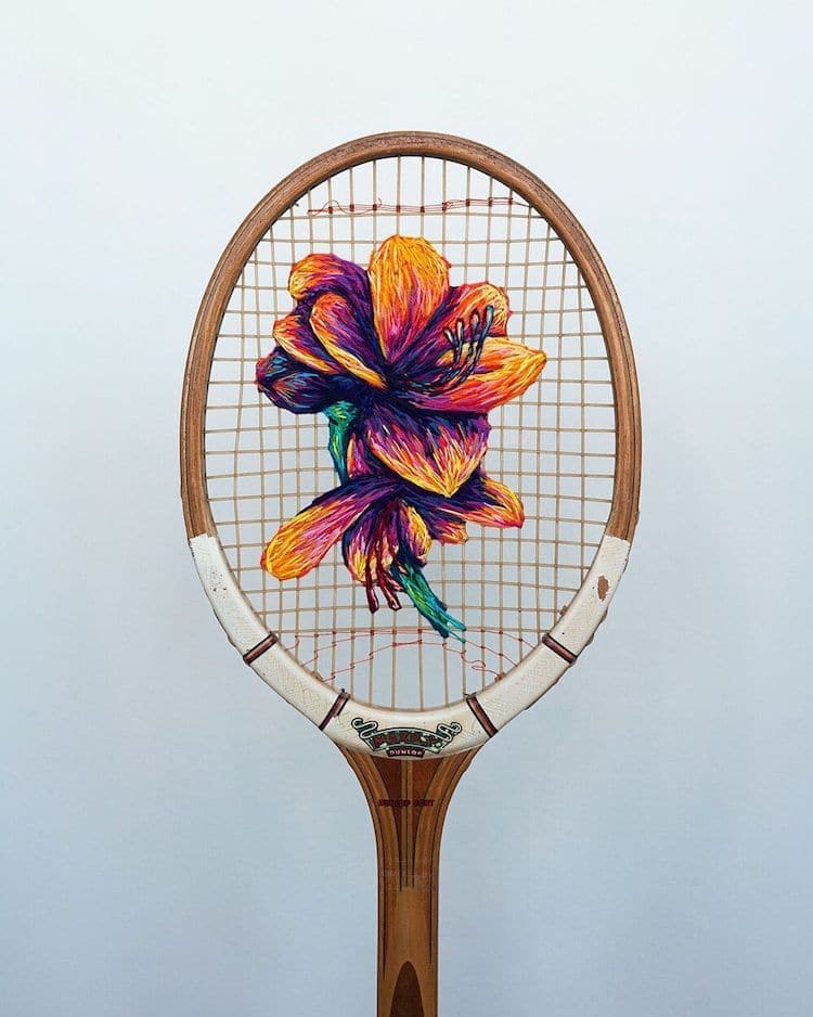 Raquetas de tenis decoradas con bordado por Danielle Clough
