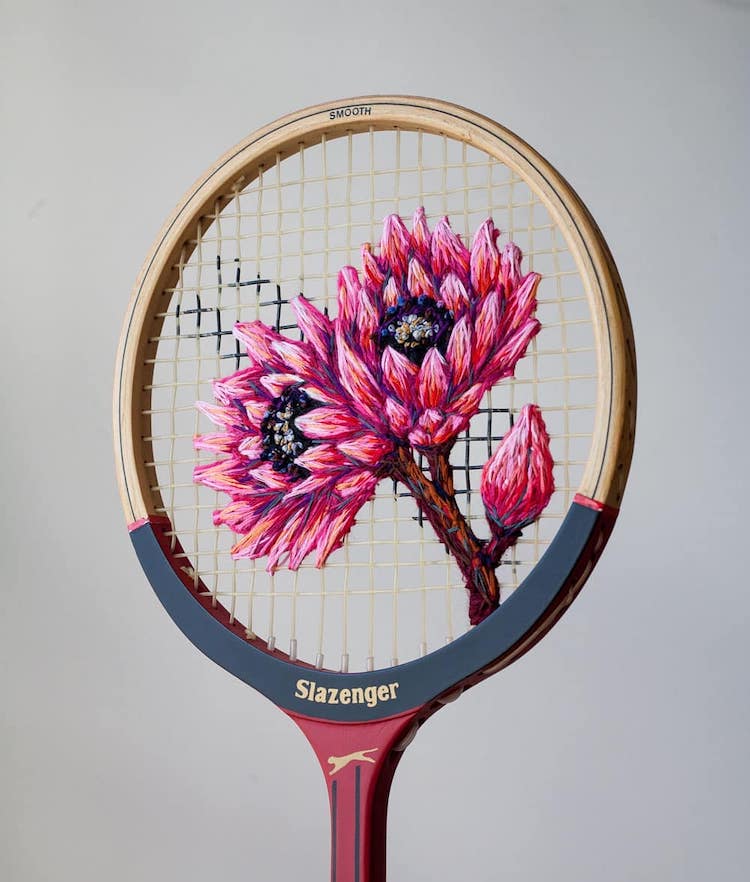 Broderie sur une raquette de tennis par Danielle Clough