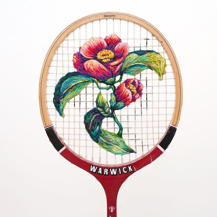 Broderie sur une raquette de tennis par Danielle Clough