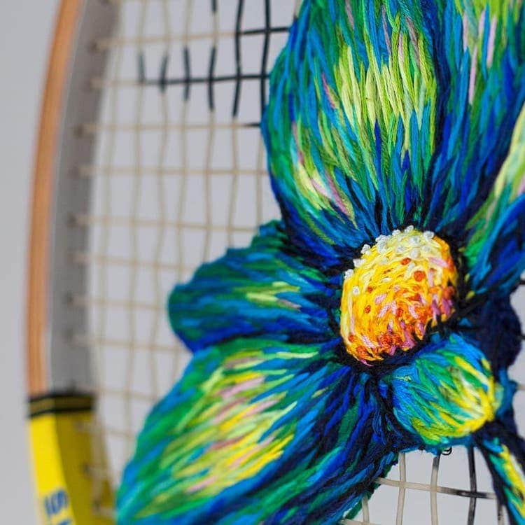 Piezas bordadas en una raqueta por Danielle Clough