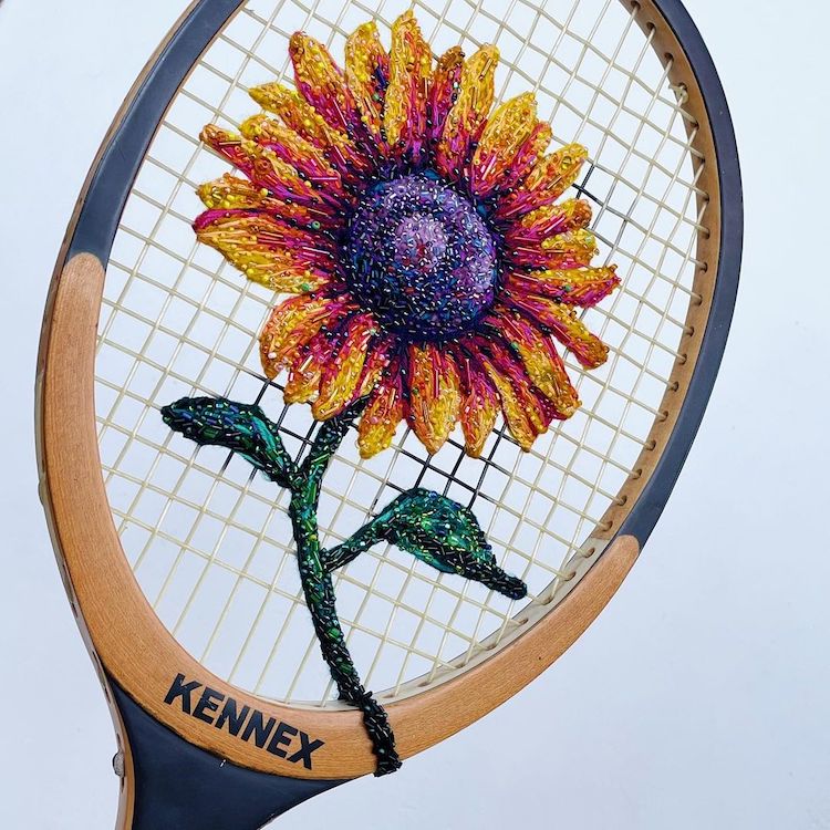 Broderie sur une raquette de tennis par Danielle Clough