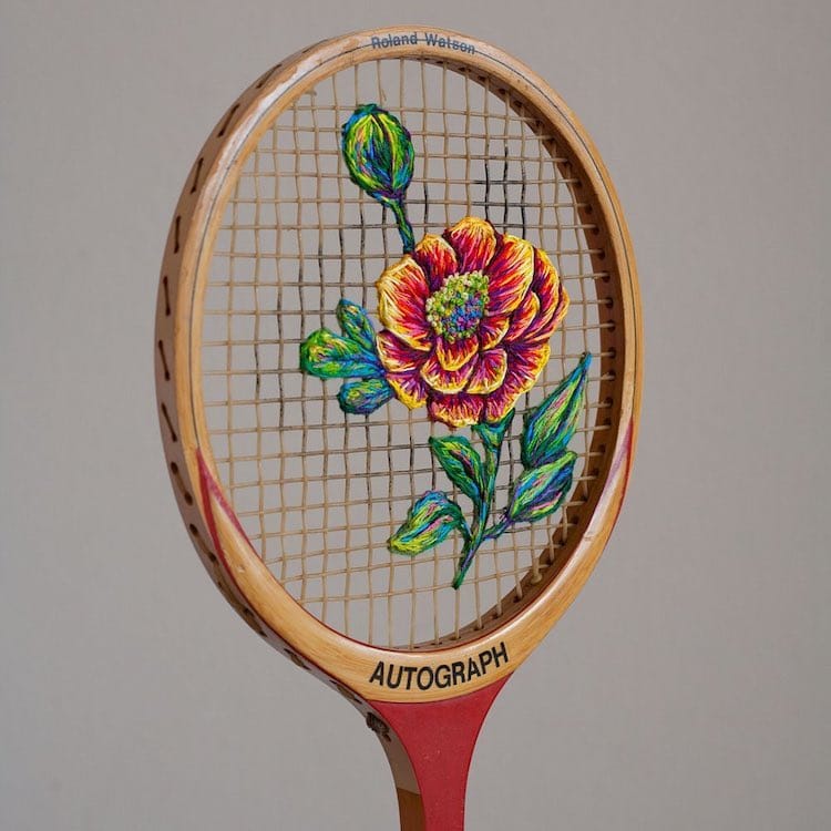 Raquetas decoradas con bordado por Danielle Clough