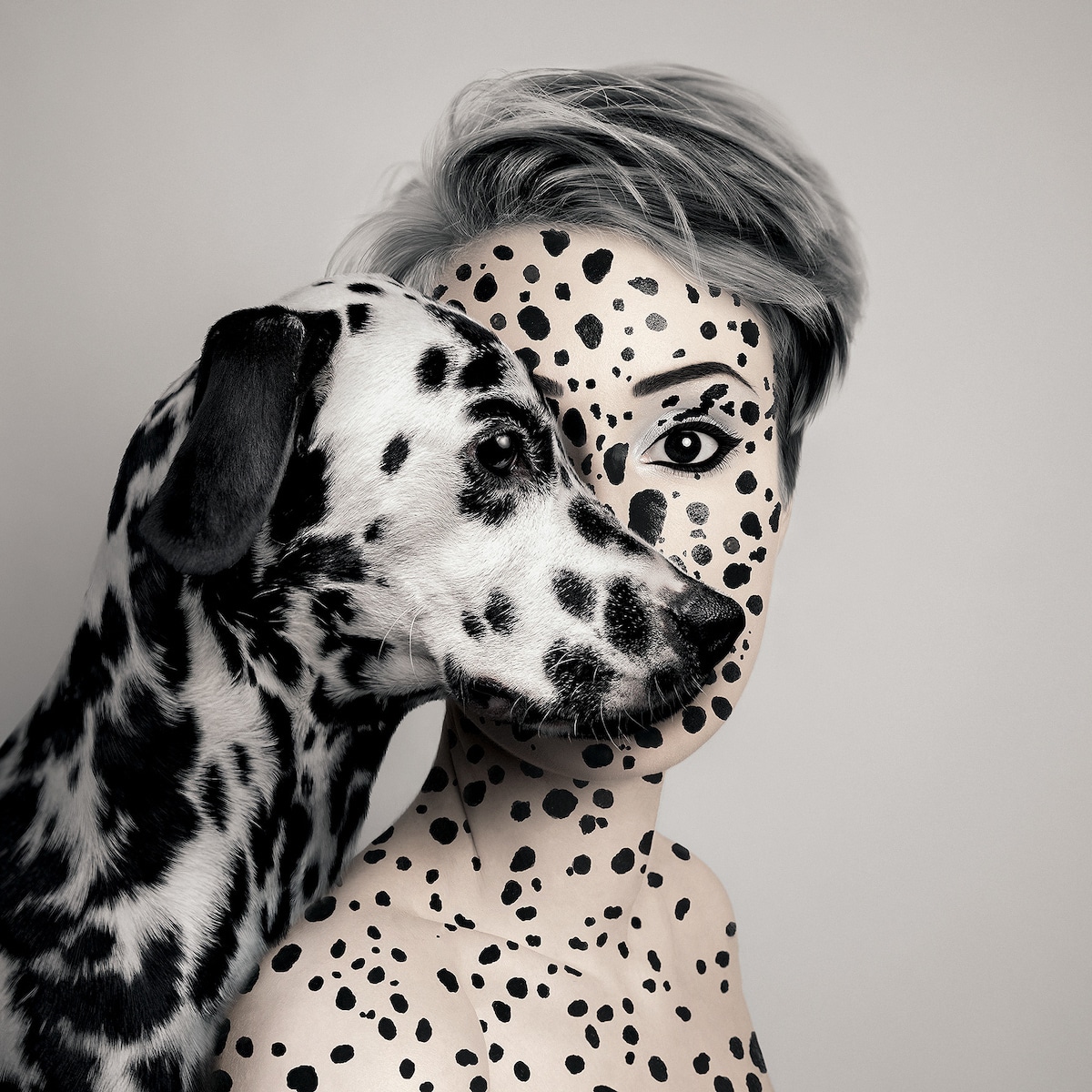 Autoportrait unique de Flora Borsi partageant un œil avec un chien
