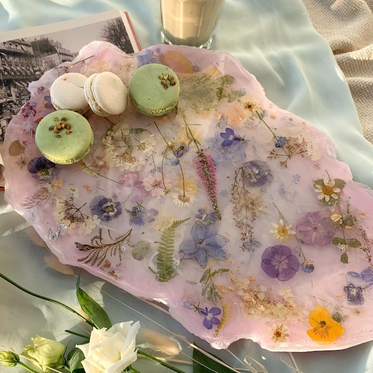 Cristalli di resina racchiudono fiori e foglie veri al loro interno di Katerina Marchenko e Artashes Sardaryan