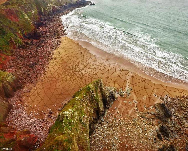 Création artistique sur la plage par Jon Foreman