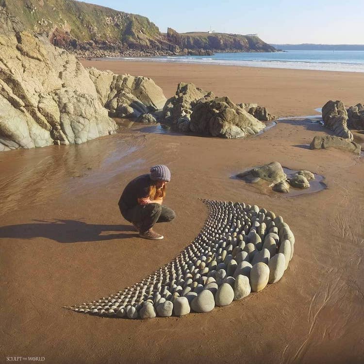 Création artistique sur la plage par Jon Foreman