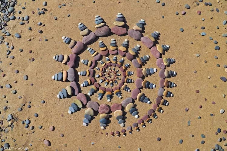 Cet artiste transforme sa plage locale en créant du Land Art sur ses rives
