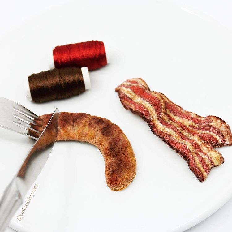 Bacon et saucisse brodés par Youmeng Liu
