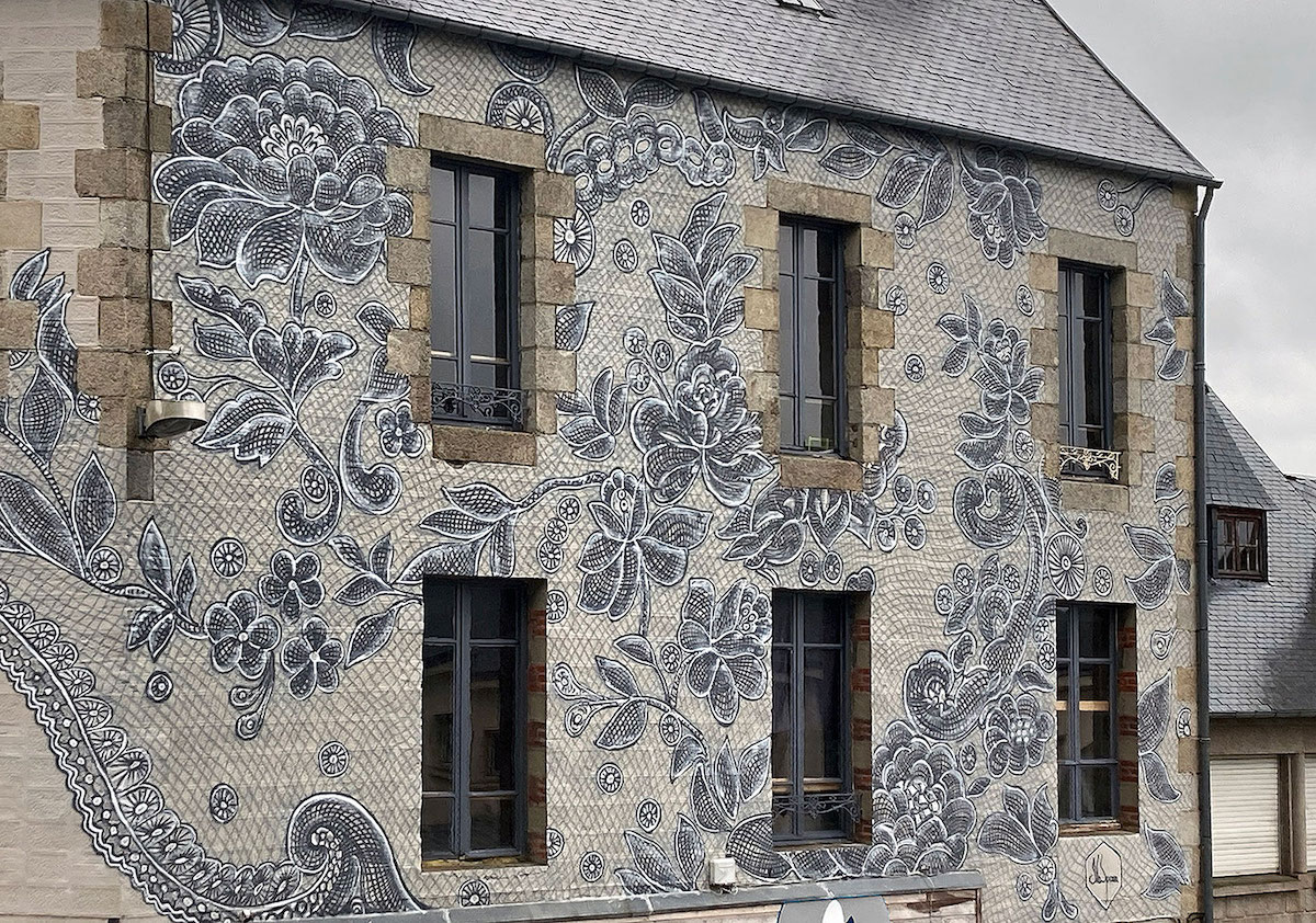 Façade peinte en Bretagne par NeSpoon