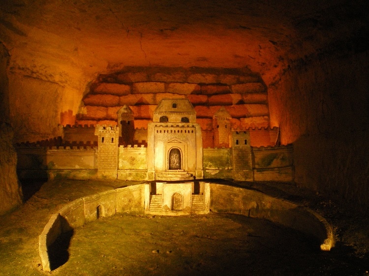 Maquette de Port-Mahon sculptée dans la pierre dans les catacombes