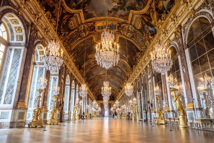 Galerie des glaces au château de Versailles 
