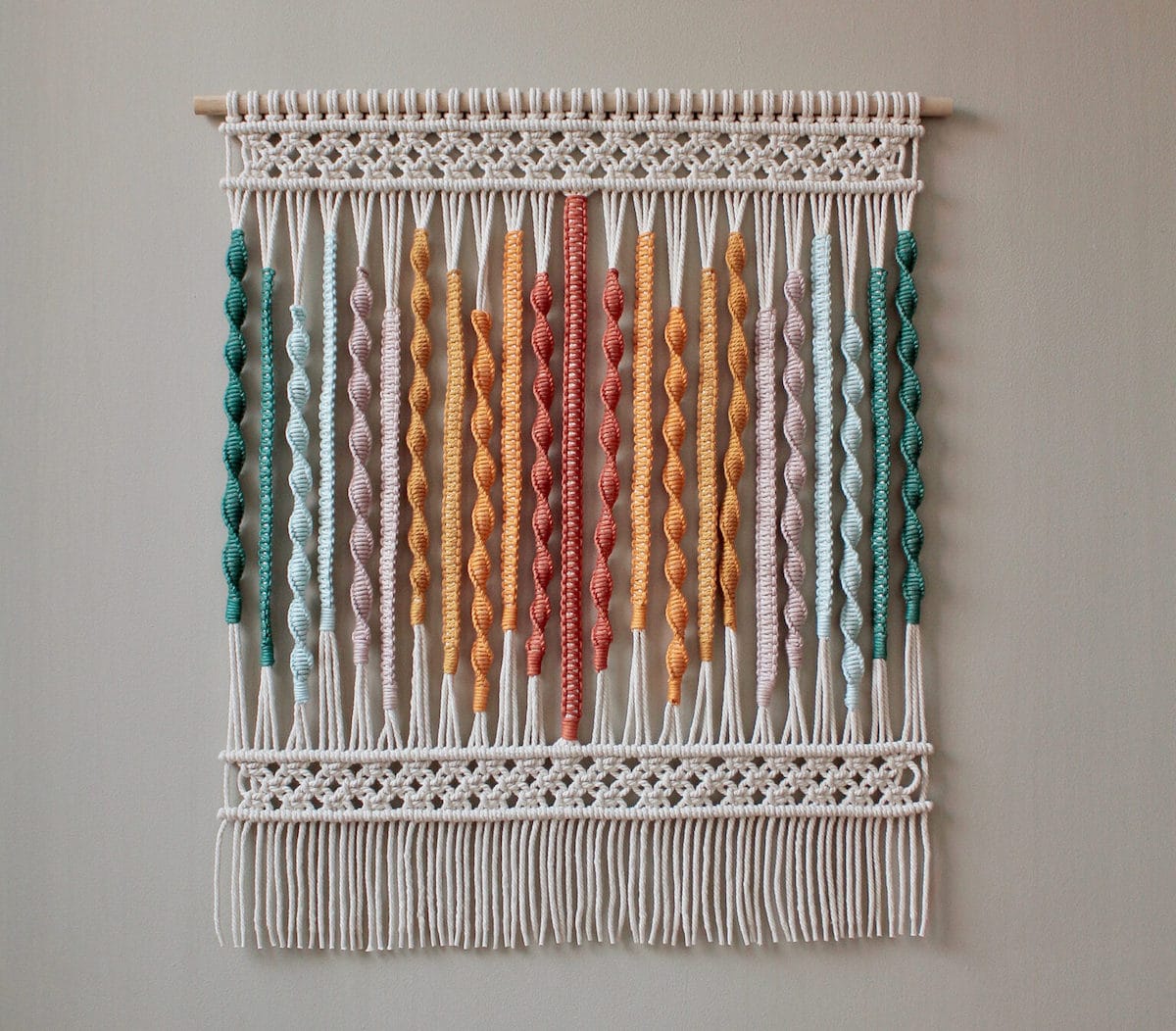 tapiz de macrame de colores por Agnes Hansella