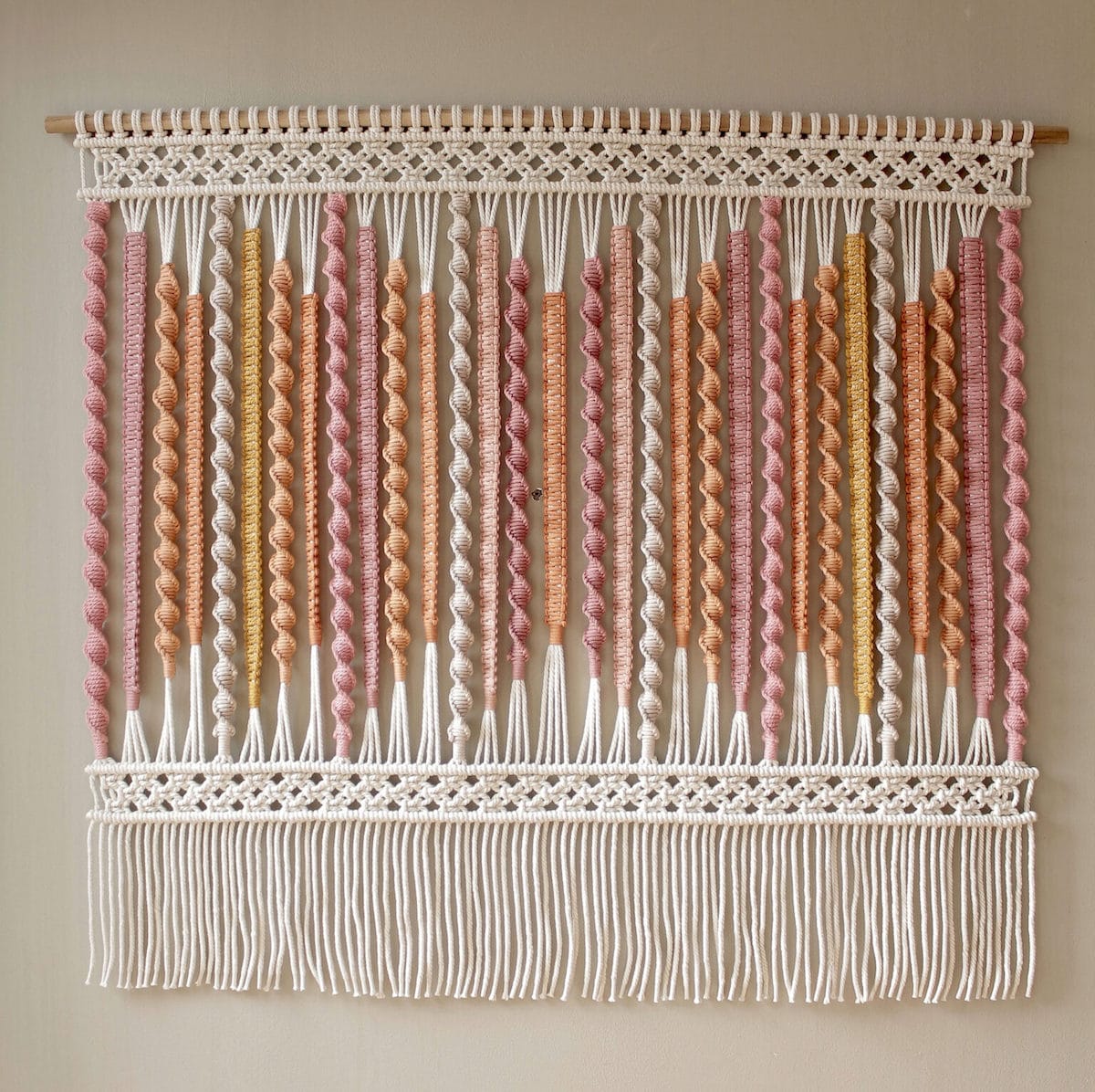 tapiz de macrame de colores por Agnes Hansella