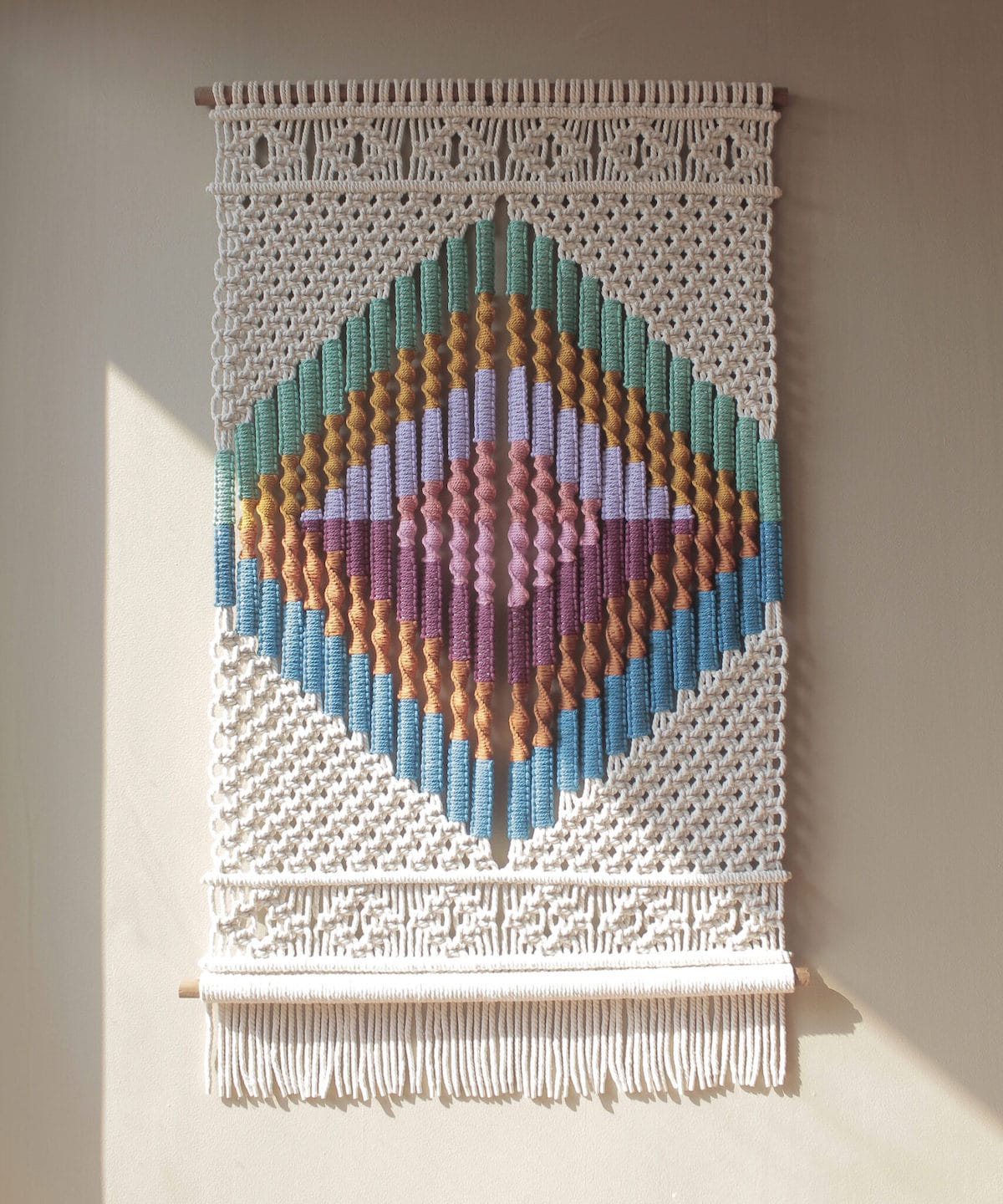 tapiz de macrame de colores por Agnes Hansella