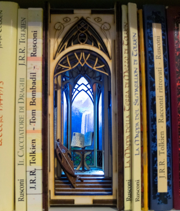 Bookshelf Diorama by Befana Anziana