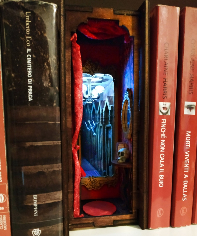 Bookshelf Diorama by Befana Anziana