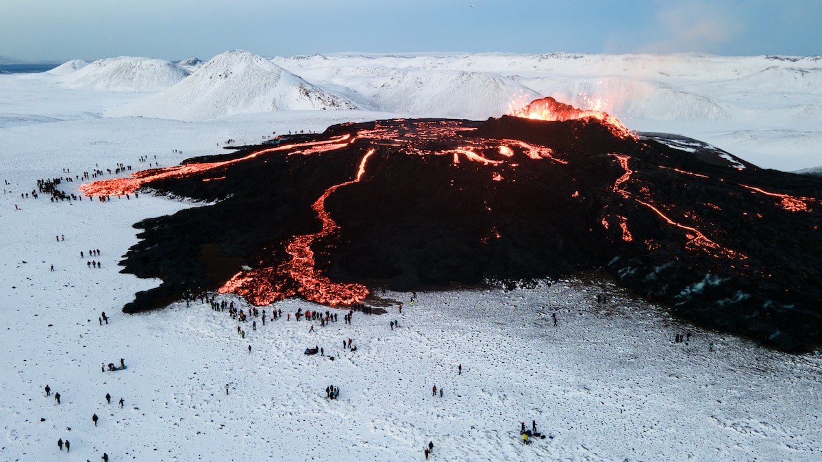 lava saliendo del volcán Fagradalsfjall en erupción en islandia