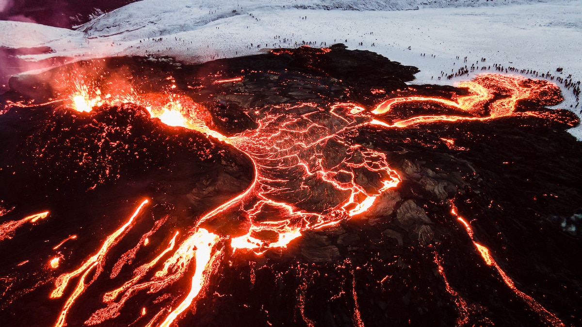 lava del volcán Fagradalsfjall en erupción en islandia