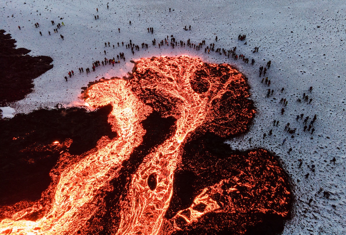 Lava saliendo del volcán Fagradalsfjall en islandia por Brian Emfinger