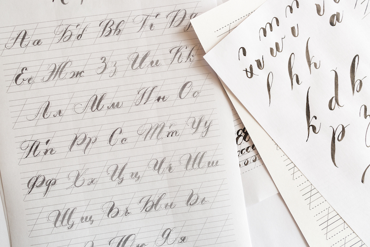 THE ULTIMATE GUIDE TO MODERN CALLIGRAPHY & HAND LETTERING FOR BEGINNERS 