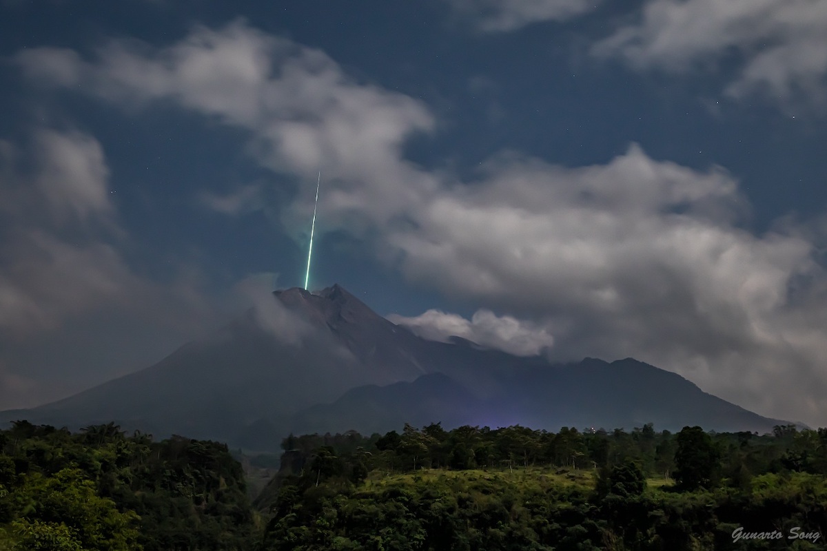 Météore au dessus du mont Merapi en Indonésie