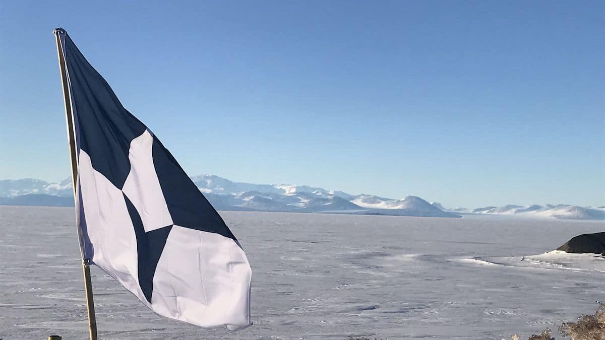 True South, la bandera de la antártida en la plataforma de hielo ross