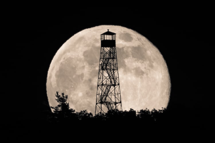 Pleine Lune centrée sur la tour d'observation par Julian Diamond
