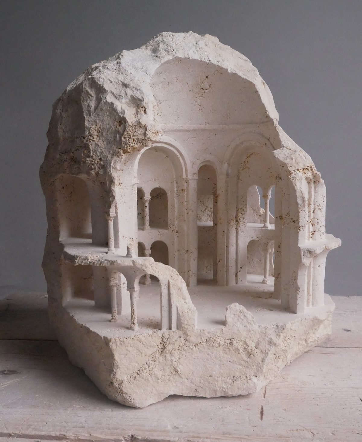 Escultura arquitectónica de mármol de Matthew Simmonds