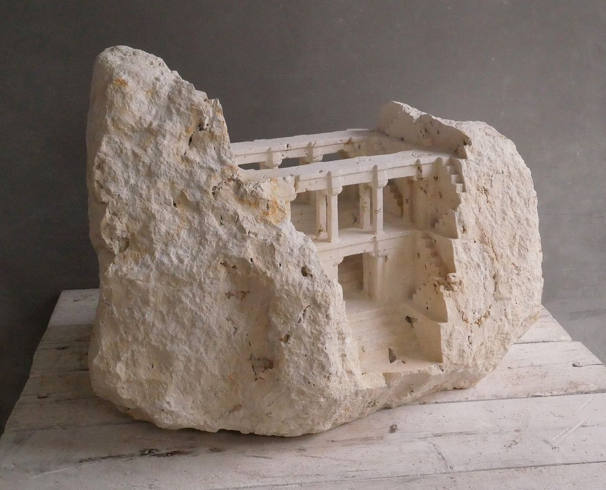 Escultura arquitectónica de mármol de Matthew Simmonds