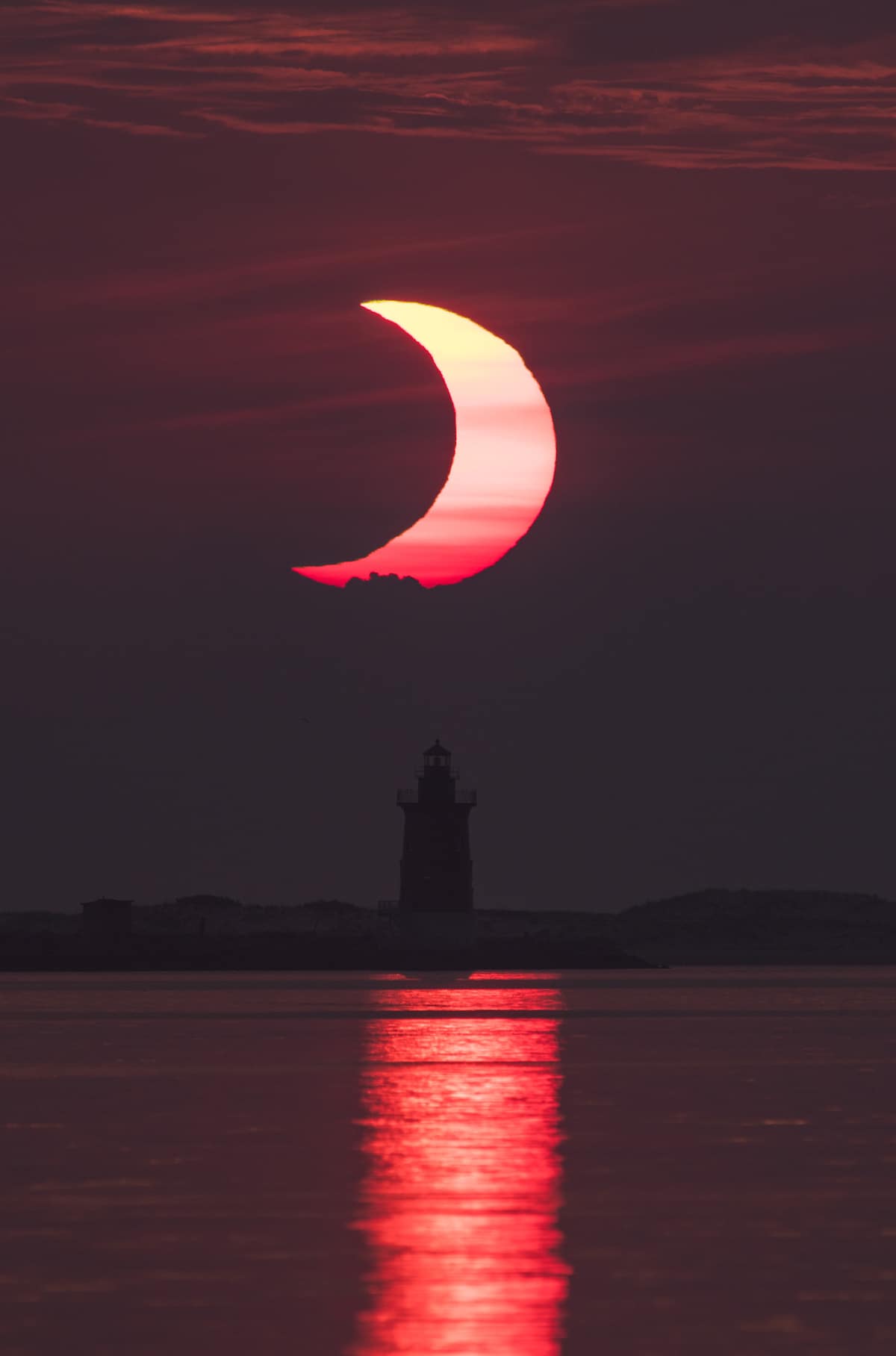 Éclipse solaire au-dessus d'un phare au Delaware