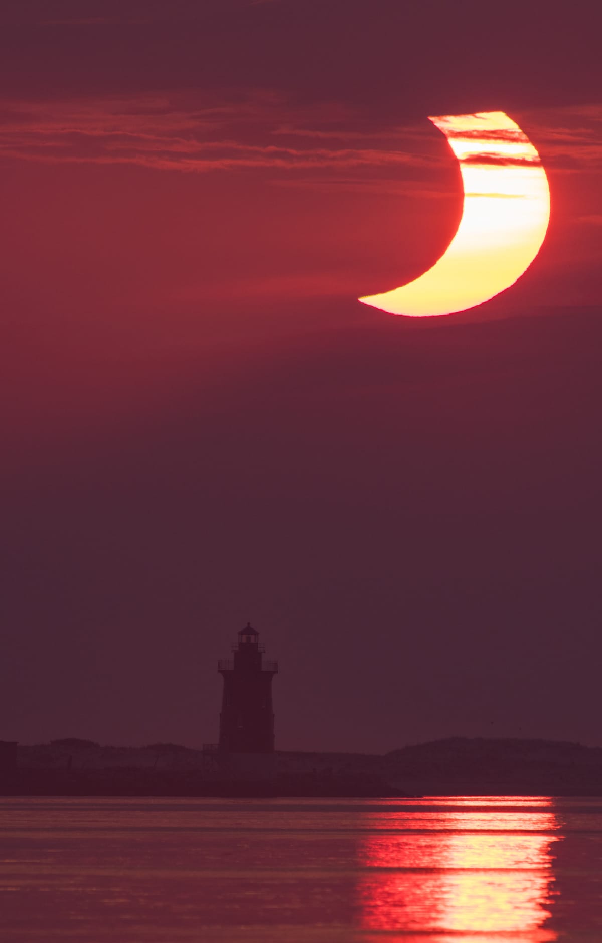 Éclipse solaire au-dessus d'un phare au Delaware