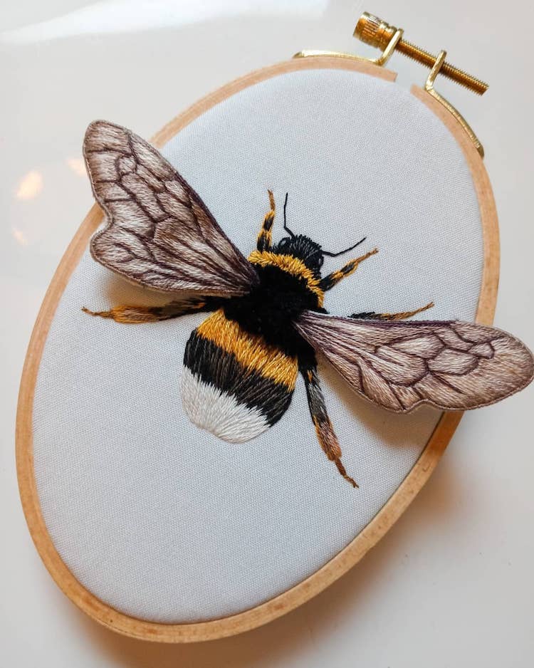 broderie abeille en relief par Megan Zaniewski