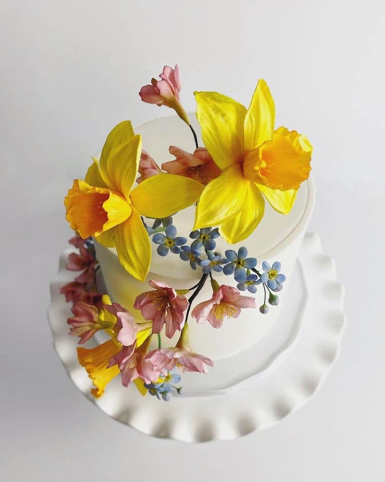 Flores de azúcar realistas convierten los pasteles en ramos comestibles
